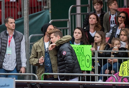 David Beckham và cậu con trai cả Brooklyn thân thiết trên khán đài.