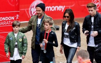 Victoria Beckham diện giày cao 14 cm đi cổ vũ con trai chạy việt dã