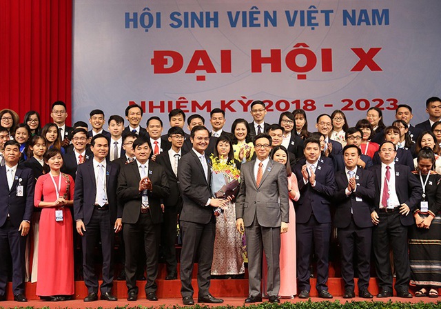Phó Thủ tướng Vũ Đức Đam tặng hoa chúc mừng BCH Hội Sinh viên Việt Nam mới.
