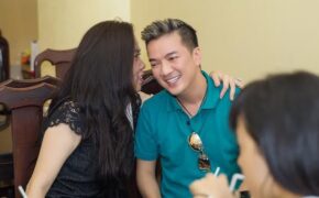 Đàm Vĩnh Hưng sành điệu với tông xanh – trắng