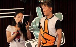 Mr Đàm trẻ trung với áo phông “xì tin”