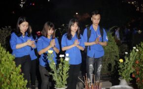 Gần 1.000 Đoàn viên, thanh niên Thủ đô thắp nến tri ân các anh hùng liệt sĩ