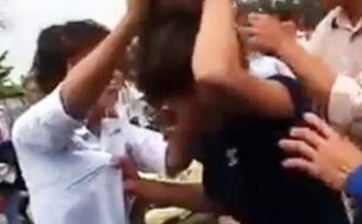 Nữ sinh đánh nhau, hàng chục bạn đứng quanh… cổ vũ