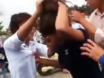 Nữ sinh đánh nhau, hàng chục bạn đứng quanh… cổ vũ