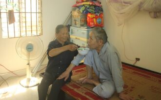 Làm đám cưới giả, nhận hai giấy báo tử vẫn sắt son chờ chồng