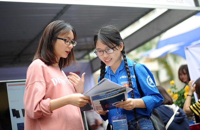 Hàng ngàn sinh viên đã tham gia tuyển dụng và tìm hiểu thông tin tại các gian hàng Ngày hội việc làm 2018.