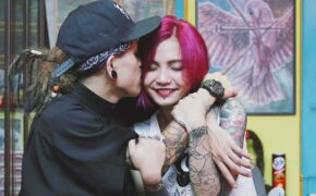 Chuyện tình “sét đánh” của cặp đôi Bắc – Nam ưa xăm trổ