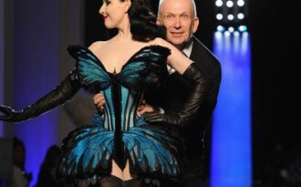 Vũ nữ thoát y hóa thành chú bướm đẹp xinh trên sàn catwalk