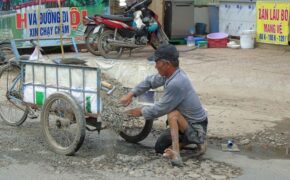 Người đàn ông tật nguyền “vá đường” từ thiện ở Cần Thơ