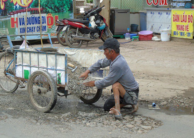 Đường nào hư hỏng, chỉ cần xe ba gác của ông ba Dân đi qua là nơi đó sẽ láng bóng