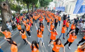 Hàng trăm bạn trẻ cùng nhảy vì sự tử tế, chống bạo lực trên phố đi bộ