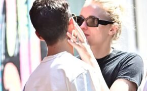 Sophie Turner hôn chồng trên phố