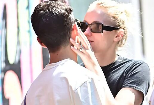 Sophie Turner hôn chồng trên phố