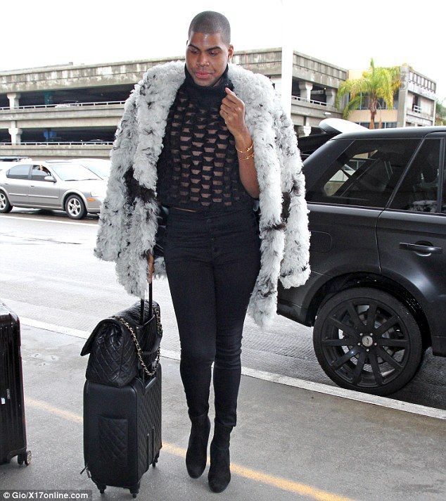  EJ Johnson xuất hiện nổi bật tại sân bay Los Angeles ngày 7/2 vừa qua 