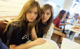 Cặp chị em song sinh xinh đẹp gây “sốt” mạng xã hội