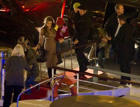 Brangelina mừng sinh nhật Pax Thiên trên tàu ở Paris