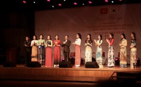 Minh Tiệp đạo diễn catwalk cho Huyền My, Nam Em tại show giao lưu văn hóa Việt Hàn