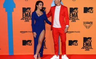 Cristiano Ronaldo đưa bạn gái xinh đẹp dự lễ trao giải MTV Châu Âu