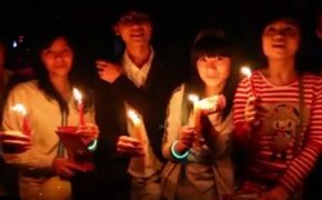 Clip giới trẻ Hà Thành hát tưng bừng dưới ánh nến