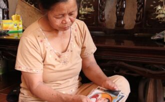 Chuyện xúc động về người giúp việc 14 năm nuôi con thay chủ cũ