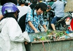 Thiếu nữ giúp công nhân hót rác giữa đường