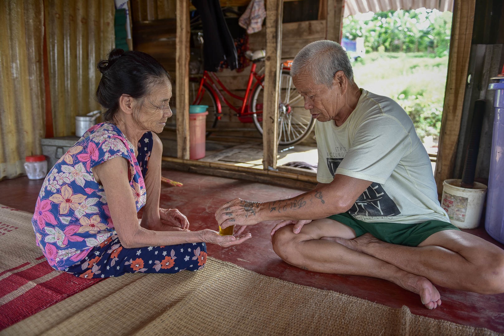 Chuyện tình lênh đênh trên sông Hồng, dài 1/2 thế kỷ của bà mù - ông điếc - 1