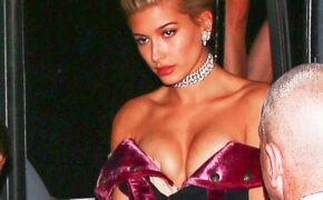 Hailey Baldwin lộ nửa bầu ngực khi đi chơi cùng bồ mới