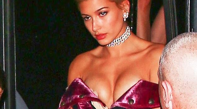 Hailey Baldwin lộ nửa bầu ngực khi đi chơi cùng bồ mới