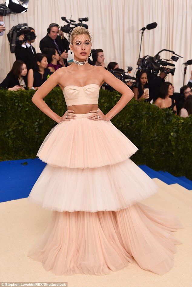  Hailey dự tiệc Met Gala với trang phục váy kiểu bánh ga tô của Carolina Herrera 