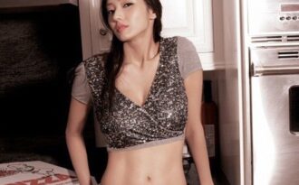 “Barbie xứ Hàn” Han Chae Young sở hữu cơ bụng hoàn hảo