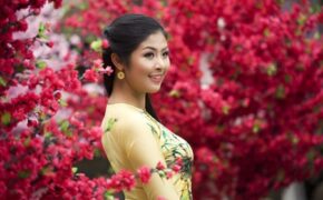 Hoa hậu Ngọc Hân đọ sắc với hoa