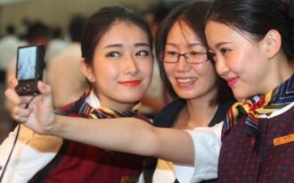 Nữ sinh hàng không TQ xinh tươi trong ngày tốt nghiệp