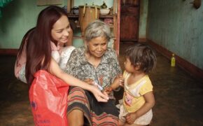 Thúy Hạnh khệ nệ mang quà lên núi tặng trẻ vùng cao