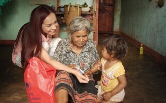 Thúy Hạnh khệ nệ mang quà lên núi tặng trẻ vùng cao