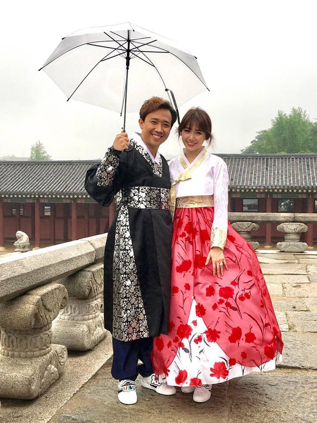 Trấn Thành thích thú khi được diện hanbok – trang phục truyền thống của Hàn Quốc để chụp ảnh tại Hoàng Cung cùng vợ.