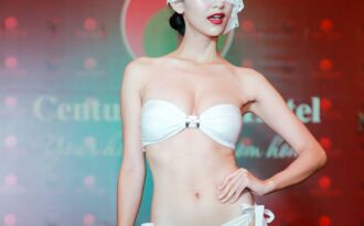 Hà Thu và thí sinh Hoa hậu Trái đất đeo mạng trình diễn áo tắm