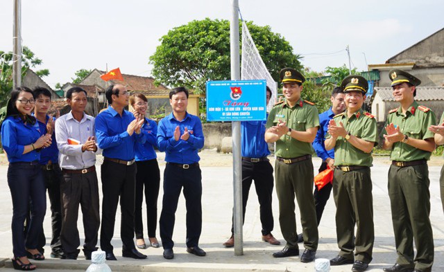 Các đại biểu khánh thành và bàn giao 2 công trình vui chơi cho thanh niên