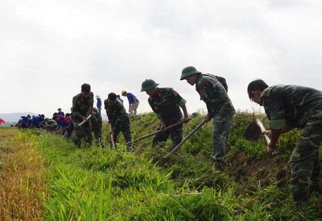 Các đoàn viên thanh niên ra quân nạo vét 2km kênh mương nội đồng sau buổi lễ ra quân Chiến dịch thanh niên tình nguyện Hè 2018