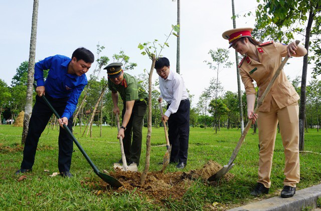 Trồng cây trong khuôn viên Khu di tích Kim Liên