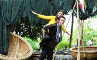 Hòa Hiệp tình tứ bên bạn nhảy xinh đẹp