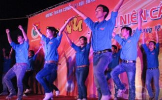 Hàng ngàn bạn trẻ vui tưng bừng dạ vũ thanh niên