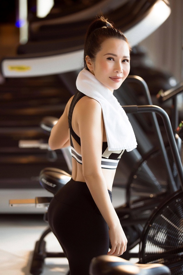 Hoa khôi Lan Phương khoe dáng chuẩn trong phòng gym - 4