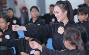 Nữ sinh phòng cháy chữa cháy xinh đẹp dạy võ cho trẻ em lang thang