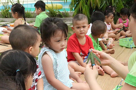 Các bé được hướng dẫn làm những chú trâu bằng lá đa, gấp diều...