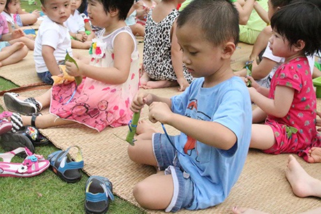 Các bé chăm chú làm đồ chơi bằng lá