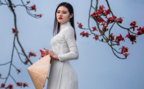 Thiếu nữ 9x nhớ về tuổi thơ ngập màu đỏ hoa gạo