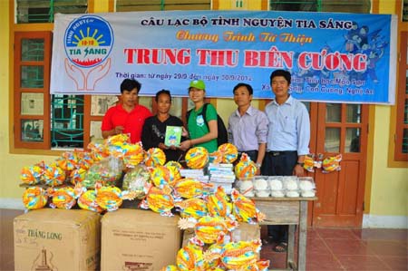 Và giang rộng hơn nữa vòng tay yêu thương...