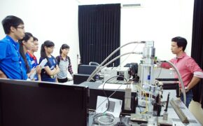 Học sinh Hà Nội lần đầu “ngắm” phòng thí nghiệm vật lý hạt nhân