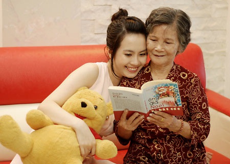 Miss Teen Huyền Trang ấm áp trong vòng tay bà và mẹ