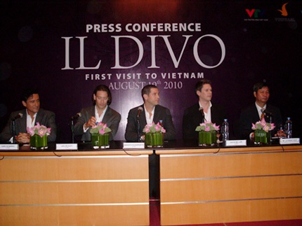 Nhóm Il Divo: “Hát cho Hoa hậu thì phải đẹp hơn”  - 2